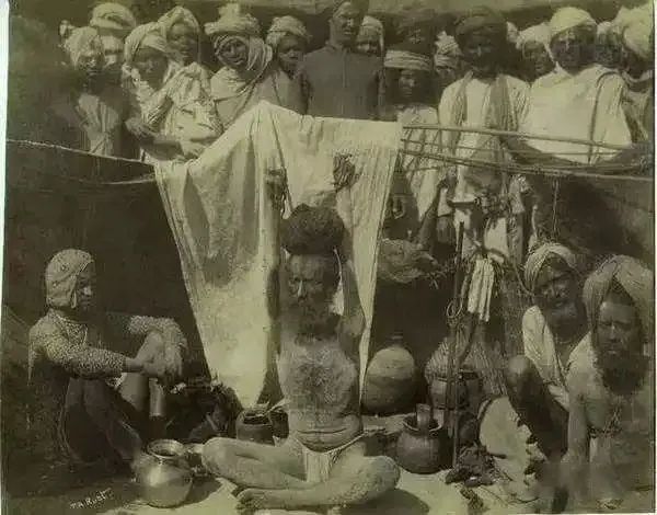 10张上个世纪印度苦行僧老照片，至今仍觉得不可思议！