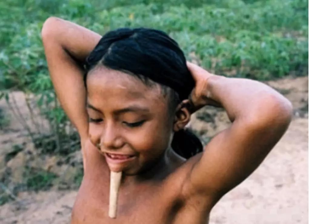 世界上最奇葩原始部落，女性以“赤裸”为美，将一根木棍穿进下巴！
