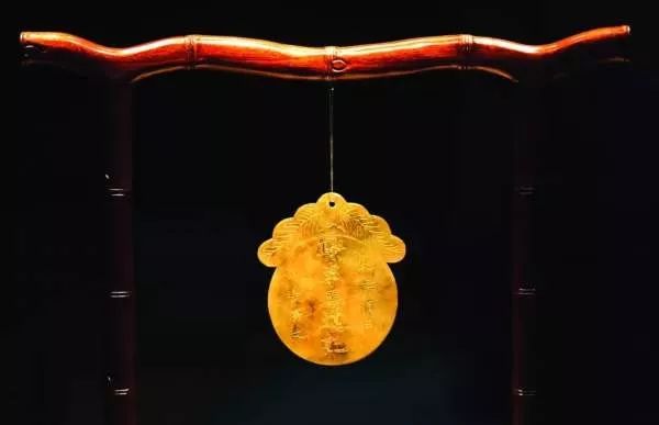1974年南京出土“神秘金牌”，专家称：墓主是被亲妈毒死的~