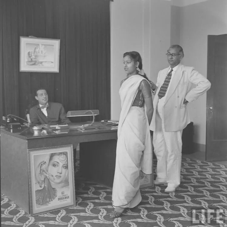 老照片：70年前印度导演面试女演员，难得一见！