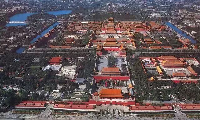北京故宫匾额上有根弓箭，为什么200多年都不摘下来？？