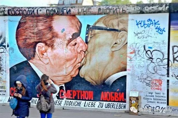 恐怖的“勃列日涅夫三重吻”：经典之吻被搬上柏林墙！