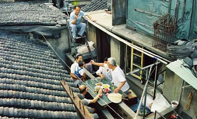老上海的蜗居年代：三代同堂8个人  挤在9平米陋室！