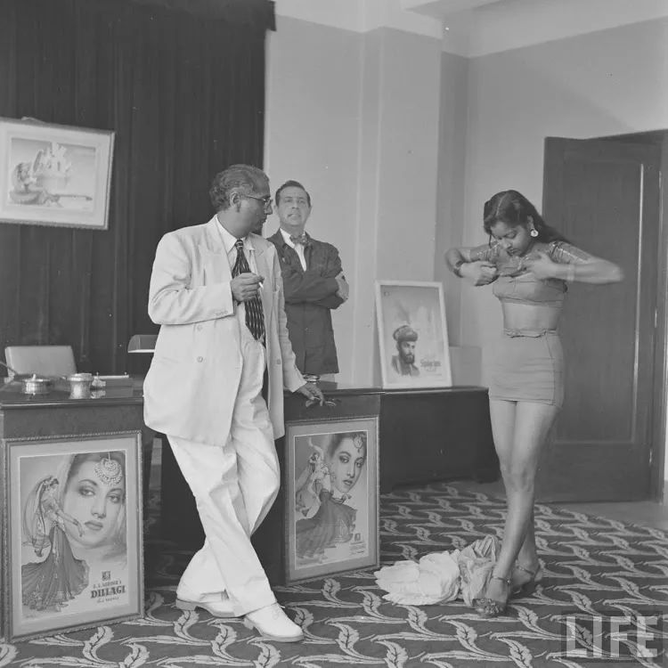 老照片：70年前印度导演面试女演员，难得一见！