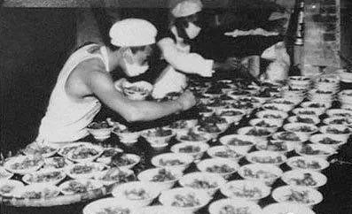 人民公社食堂旧照片：疯狂的年代，疯狂的吃喝！