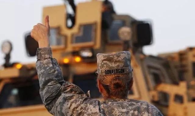 美国女兵追忆伊拉克战争：比起炮弹更怕战友性侵！