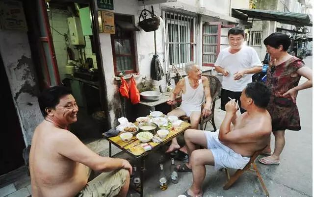 老上海的蜗居年代：三代同堂8个人  挤在9平米陋室！