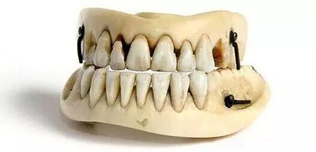 古代牙医怎么补牙？？用尸体的牙齿做假牙......