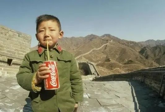 1979年在长城上喝可乐的小男孩，如今怎么样了？