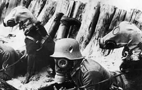 二战德军士兵为何都爱背着一个铁罐子，这能提升战斗力？