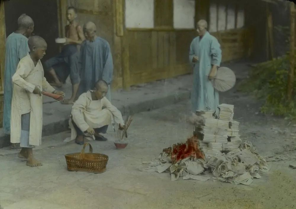 一组百年前彩色老照片：害人的孝节牌坊，瘦骨嶙峋的卖油翁！