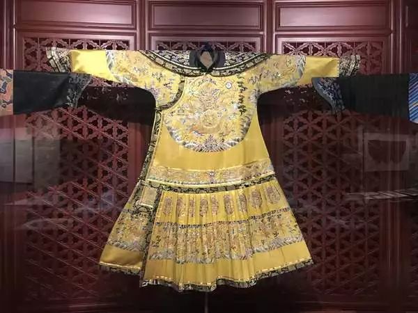 古代一件皇帝的龙袍值多少钱？