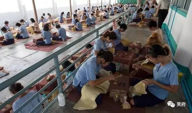 揭秘泰国女囚不为人知监狱生活，条件艰苦，洗澡方式太虐了！