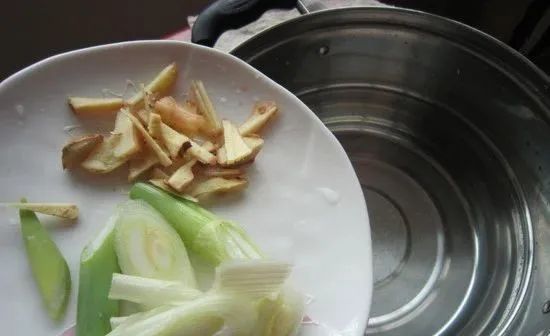 鲜嫩美味的白斩鸡，煮一煮蘸一蘸，做法超简单！