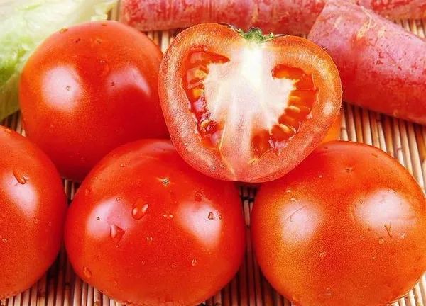 选西红柿时，挑圆的还是挑尖的？牢记这三点，保证个个都好吃！