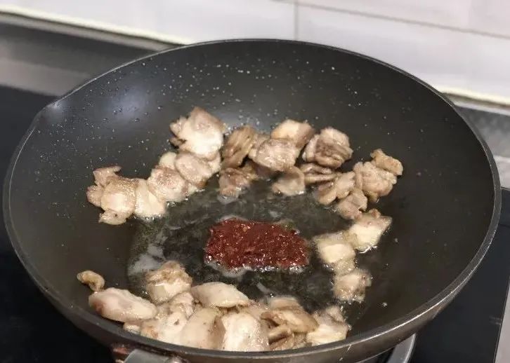 回锅肉，咸鲜微辣，配米饭，简直绝了！