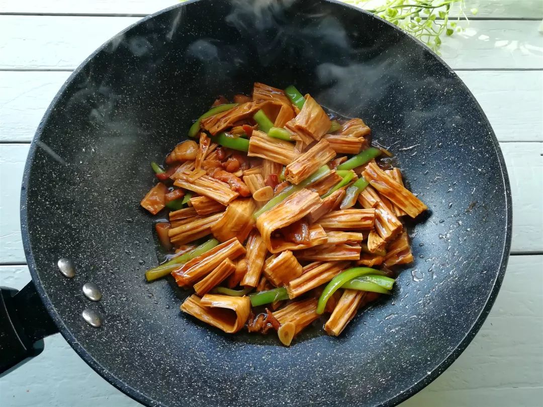 红烧腐竹，一道好吃又下饭的家常菜，非常下饭