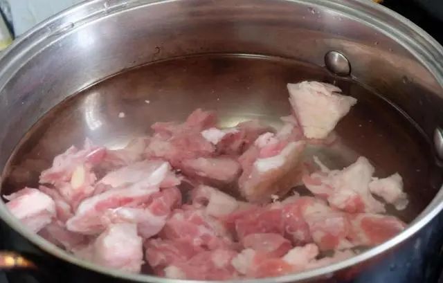 天冷了，炖羊肉汤切记“2种”调料不能放，否则汤不鲜肉不嫩！