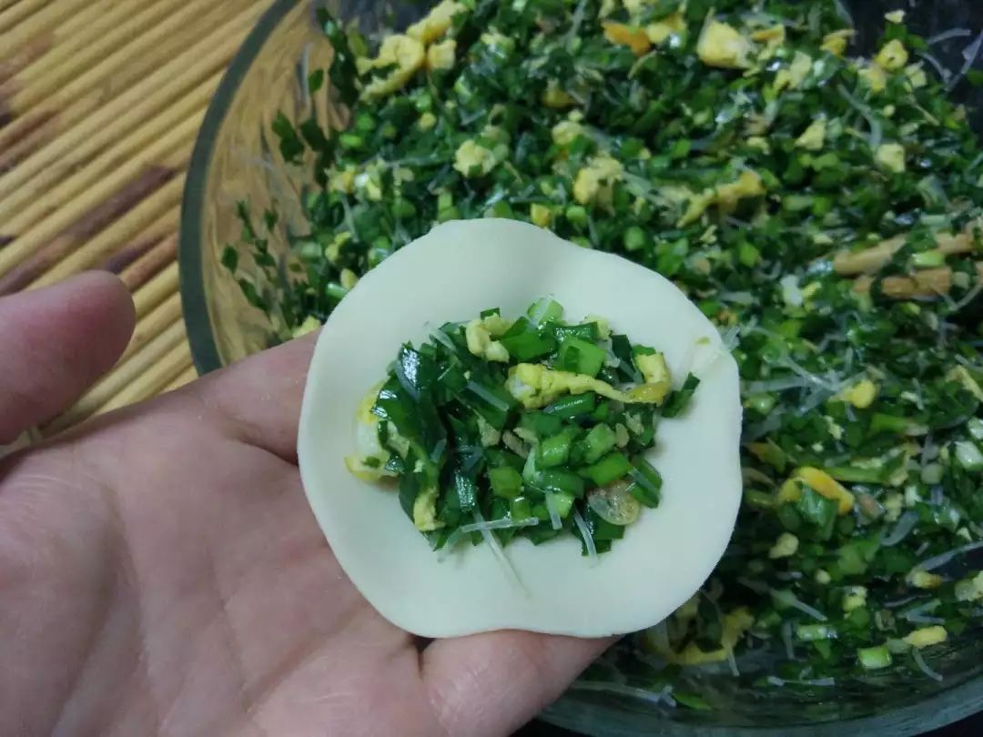 韭菜鸡蛋馅的饺子，百吃不腻，想让韭菜更绿不出水是有诀窍的