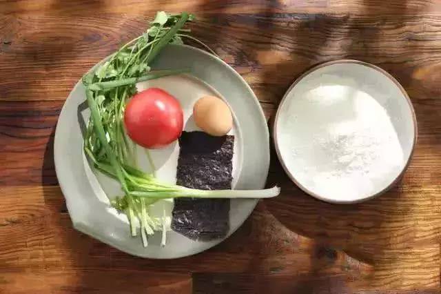 西红柿鸡蛋疙瘩汤，冬天来一碗，倍爽！