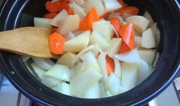 教你在家做三汁焖锅，想吃啥都可以往里放！