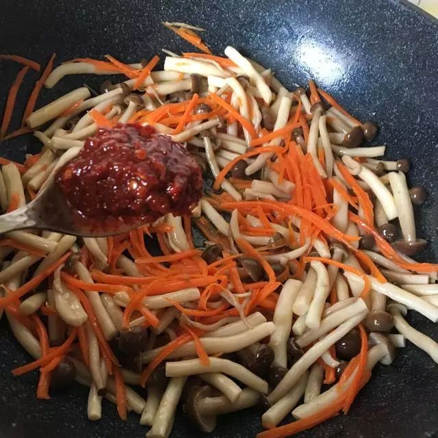 鱼香蟹味菇的做法，又鲜又香，太好吃了！