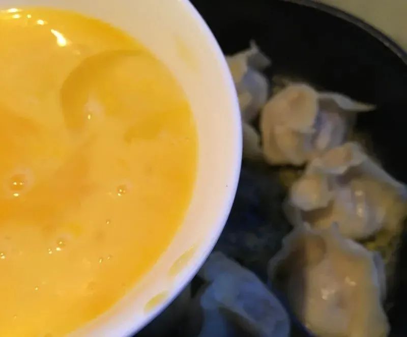 抱蛋煎饺：香脆软嫩，鲜美多汁，好吃又简单！