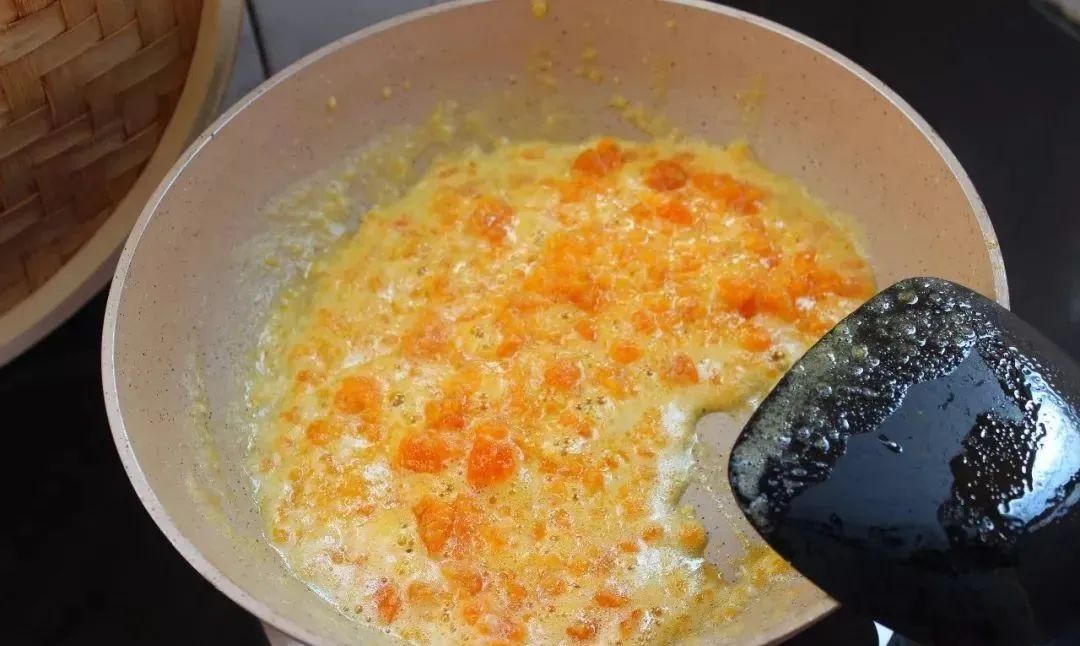 蛋黄焗山药，咸酥可口蛋香浓，一上桌立马被扫光！