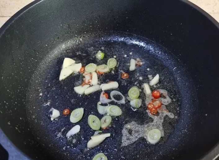 卷心菜炒肉丝：家常小炒菜，口感爽脆，好吃又下饭
