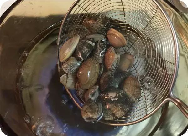 蛤蜊蒸蛋：鲜美嫩滑，补钙补铁一绝