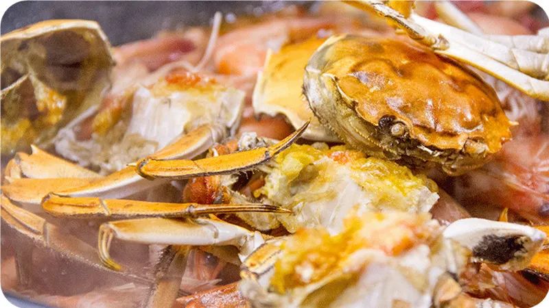 用热辣辣的蟹肉煲，来抚平入秋后不断膨胀的食欲吧