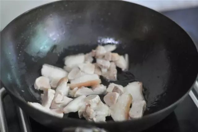 回锅肉炒腐竹的做法，这么好吃怎能不爱！