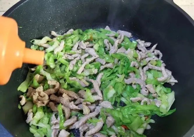 卷心菜炒肉丝：家常小炒菜，口感爽脆，好吃又下饭