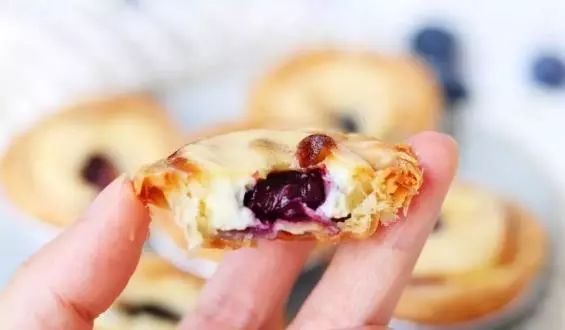 在家学简易版的爆浆蓝莓蛋挞甜点|轻松学烘焙