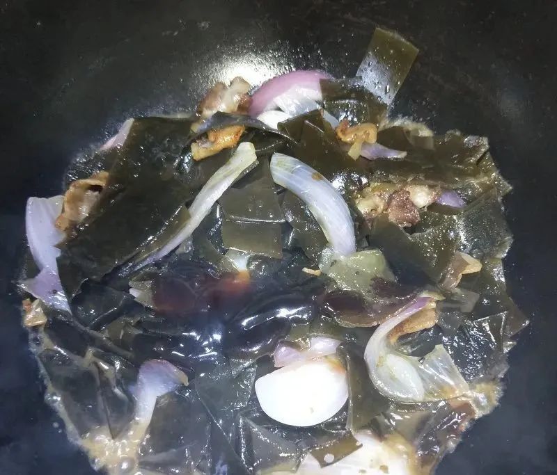 五花肉洋葱焖海带，让你忍不住舔盘子！