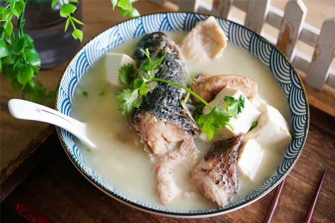 熬鱼汤有窍门，7个技巧教你熬出汤白味鲜的鱼汤！