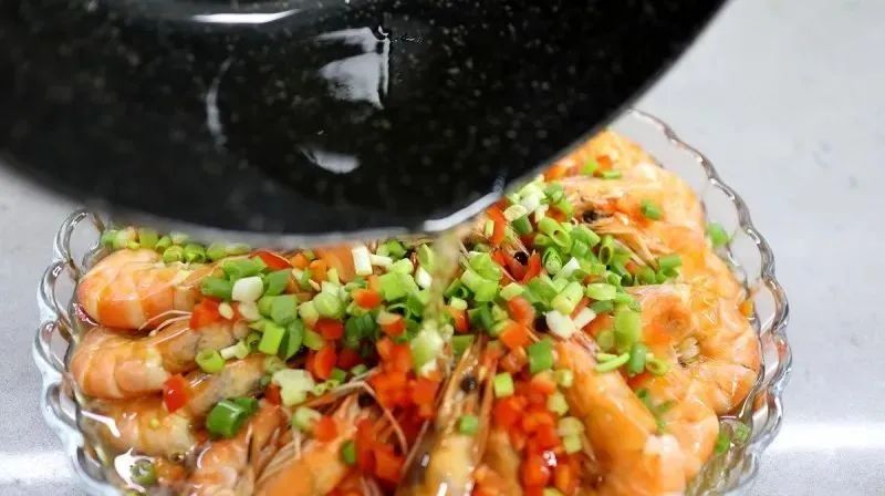 鲜虾粉丝煲这样做超简单，粉丝吸收了虾的鲜味，真的太美味啦！
