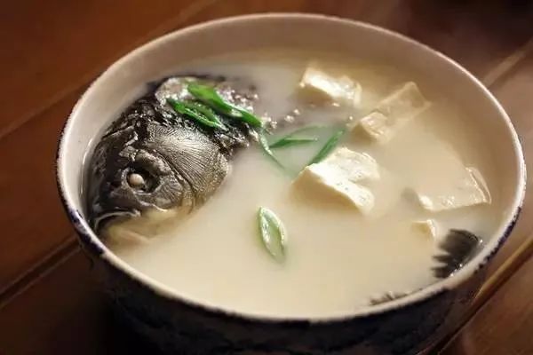 熬鱼汤有窍门，7个技巧教你熬出汤白味鲜的鱼汤！