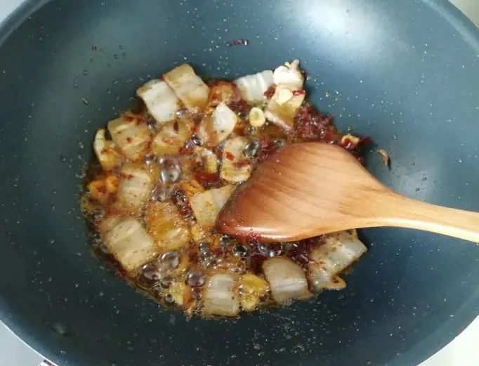 青蒜香干回锅肉，像我这样炒，两碗米饭完全不够吃！