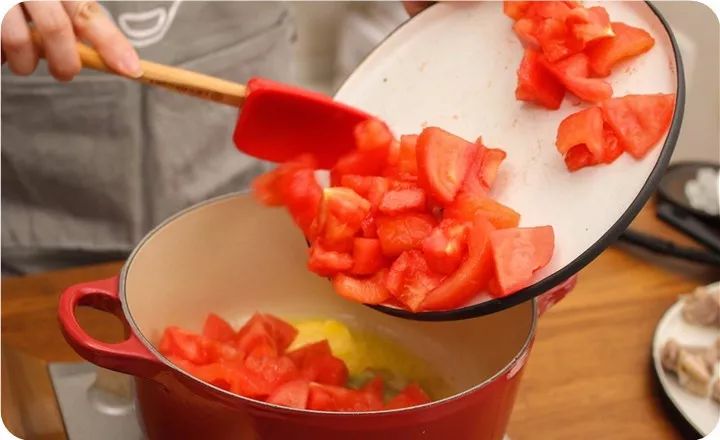 酸酸甜甜软烂多汁的西红柿炖牛腩，好吃到连汤都喝干净了！