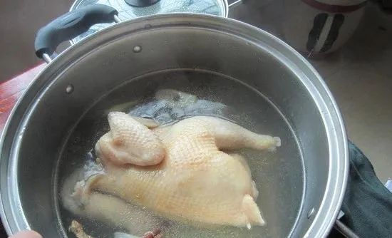 鲜嫩美味的白斩鸡，煮一煮蘸一蘸，做法简单！