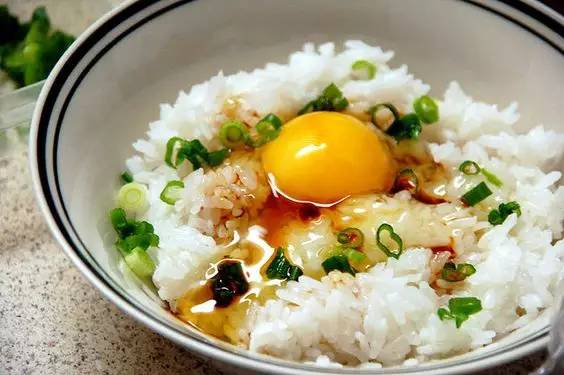 剩米饭别再用蛋炒了，这样做一口气能吃十碗