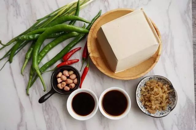 烧椒才是这道豆腐的特色，绝对美味好吃，做法简单