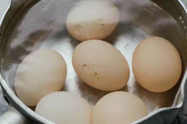 这样做红烧肉烧蛋，红烧肉汁浸到鸡蛋里，配着白米饭，别提多香了