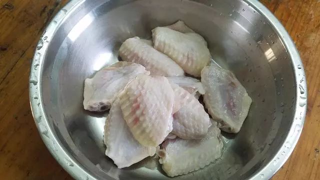 这道盐焗鸡翅要常给家人做、营养好吃不上火