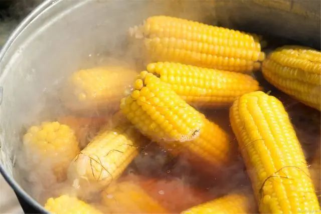 煮玉米时，忌讳清水下锅，多加这2样，熟得快，香甜软嫩更营养