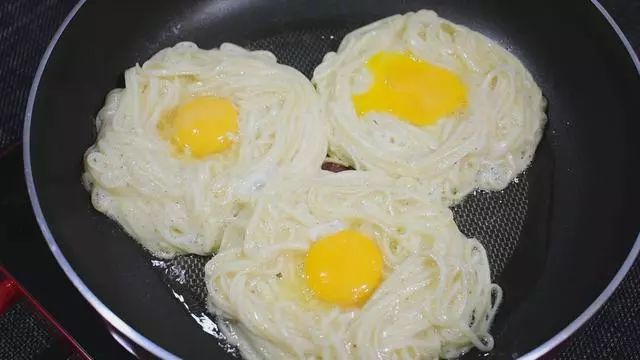 1把挂面，3个鸡蛋，就能做美味的早餐，做法简单，快来试试吧