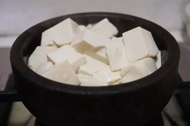 烧椒才是这道豆腐的特色，绝对美味好吃，做法简单