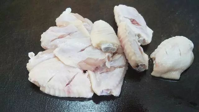 这道盐焗鸡翅要常给家人做、营养好吃不上火