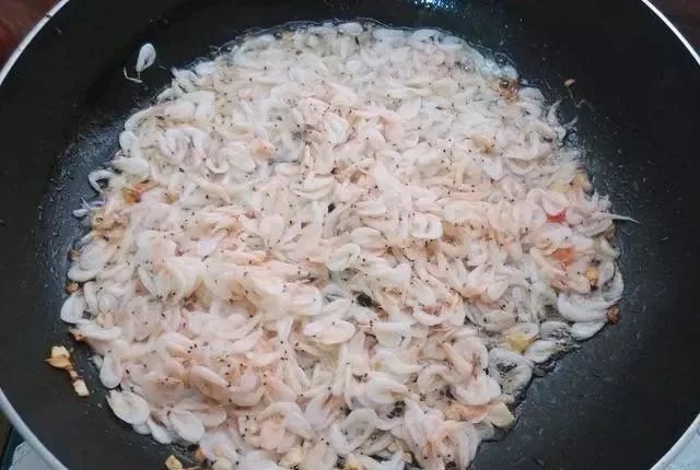 虾皮简单一炒，比大鱼大肉还好吃，鲜味十足，孩子常吃还能长个儿